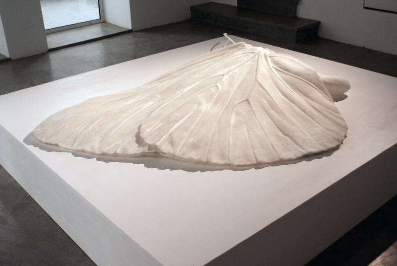 Nicène Kossentini,  poétique de l'éphémère : Untitled, sculpture en résine végétale & verre, 180 x150 cm, 2014 © Selma Feriani Gallery